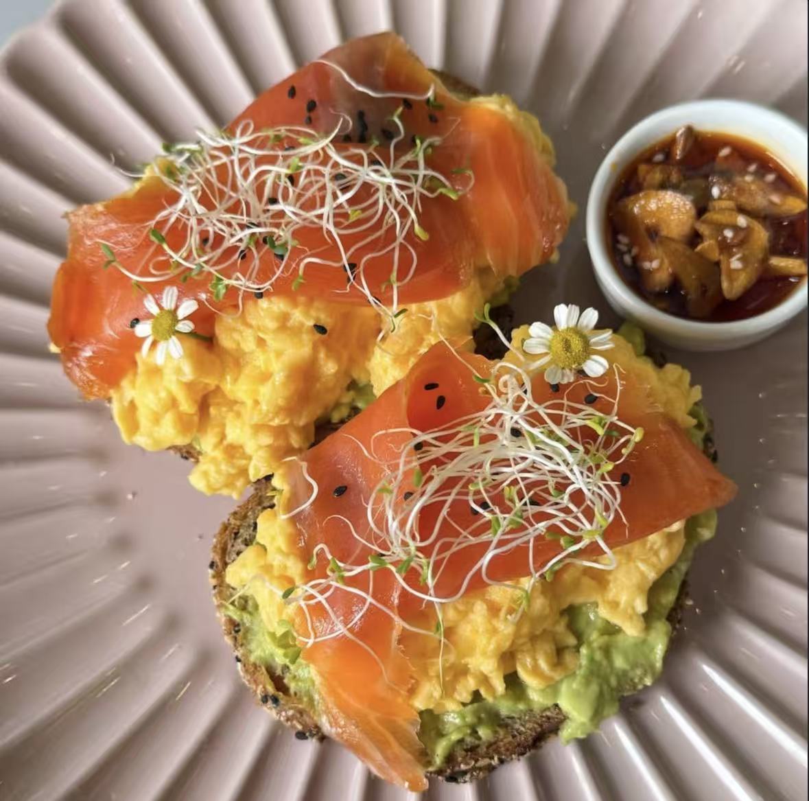 Smoked salmon toast